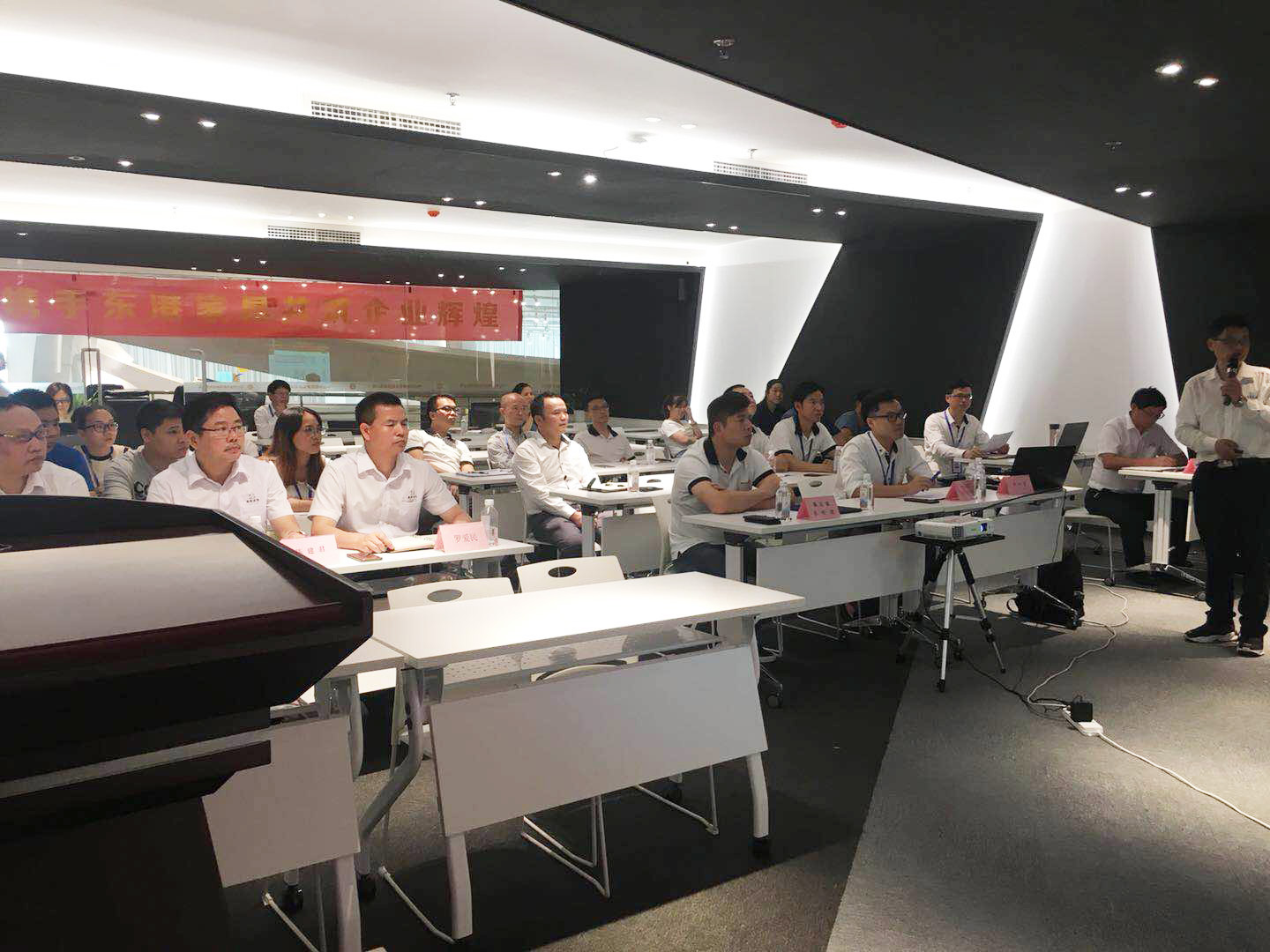 東港家具階段總結(jié)║攜手改革勇攀高峰，披荊斬棘再添佳績(jī)！